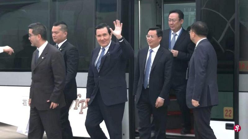 台湾前总统马英九（举手者）4月11日结束访陆行程，在北京搭机返台。中国大陆国台办副主任潘贤掌（右三）等官员送机。 （台湾媒体共讯画面）