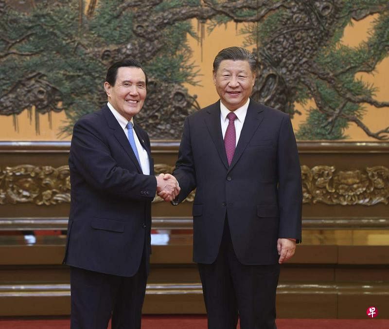 中国大陆国家主席习近平（右）与台湾前总统马英九（左），4月10日于北京人民大会堂东大厅会面。这是俩人睽违九年后第二次见面。（新华社）