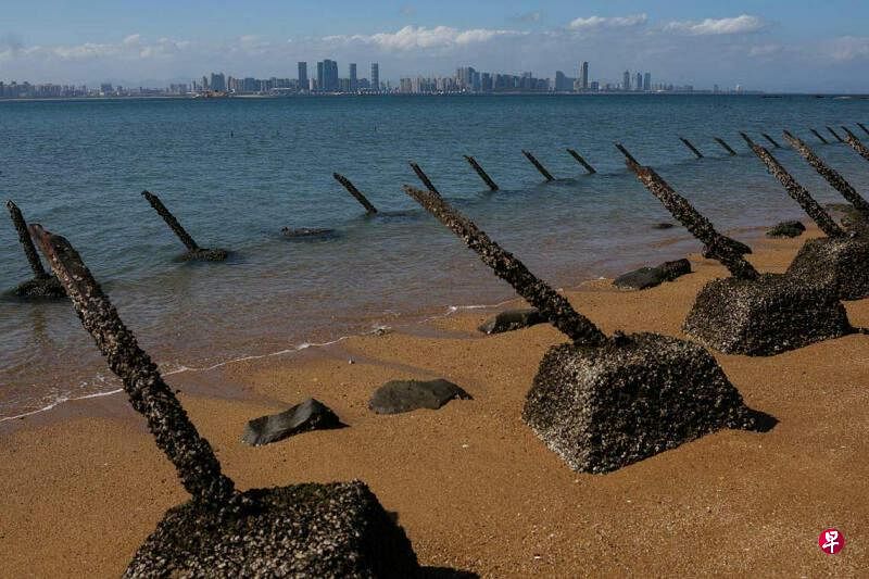 隔着台湾海峡遥望中国大陆厦门市的台湾金门岛，海滩上布满了防御桩。（路透社）