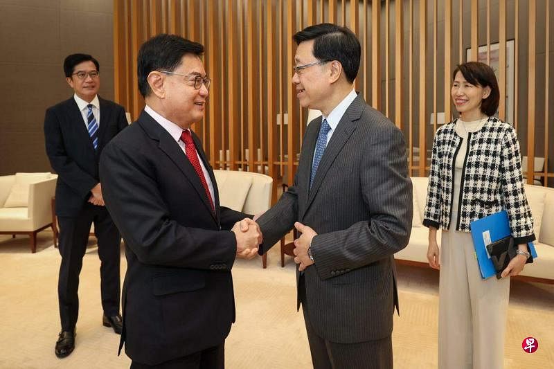 我国副总理兼经济政策统筹部长王瑞杰（左）星期五（4月12日）与香港行政长官李家超会面。（通讯及新闻部提供）