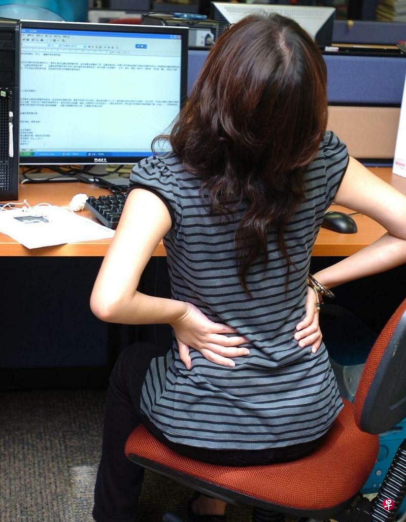 坐姿不正确，可引致肌肉酸痛。（档案照片）