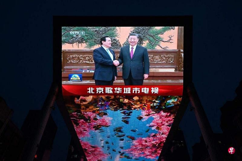 习马二会4月10日在北京人民大会堂东大厅举行，两人以“
老朋友“的亲切态度握手，中国大陆国家主席习近平见面时还对台湾前总统马英九说：“你都没变”。（法新社）