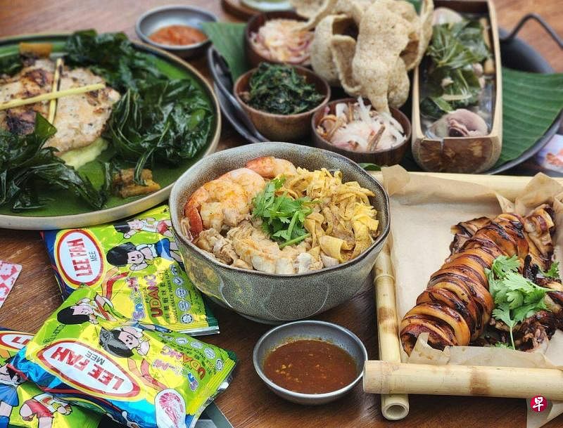 砂拉越叻沙（中）在Kantin餐馆的一众北婆罗洲料理中占一席之地，彰显简单食材搭配出特色的民间智慧。（陈爱薇摄）