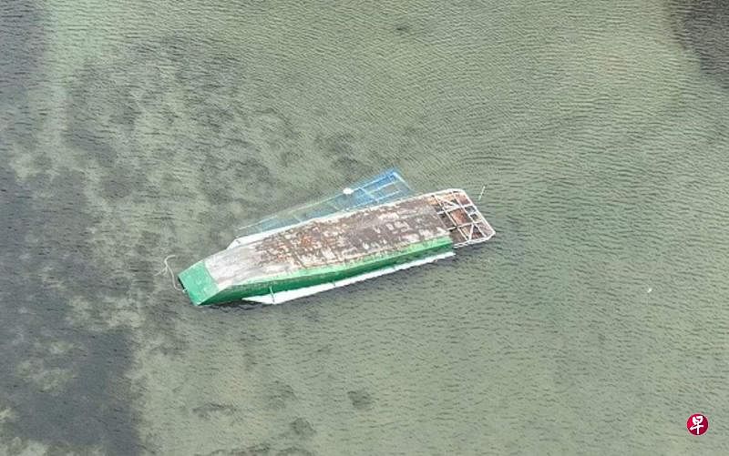一艘非法改装的观光游览船，星期六（4月13日）在河北秦皇岛市一个河道内侧翻，导致12人遇难。（央视新闻客户端）