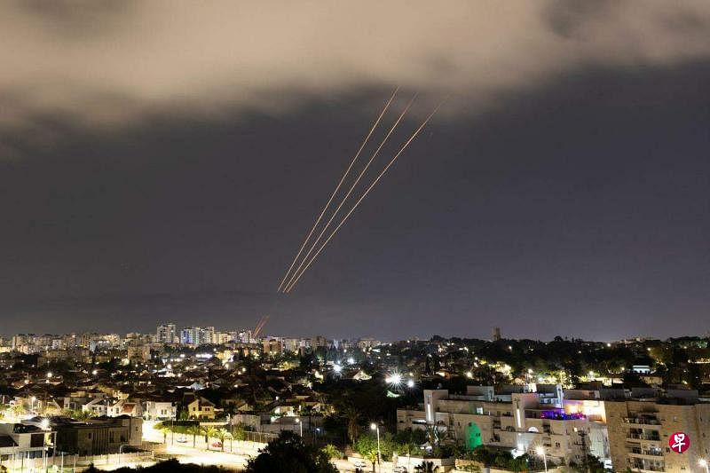 4月14日凌晨，以色列的反导弹系统在南部地中海城市亚实基伦（Ashkelon）上空展开运作。（路透社）