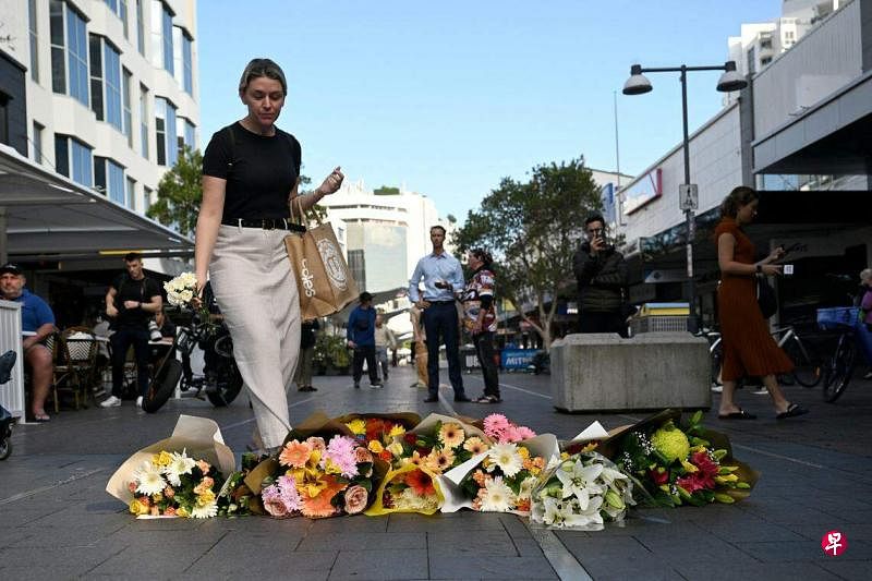 4月14日一早，悉尼民众纷纷前往西田邦迪购物中心，在商场外留下鲜花，悼念前一天持刀伤人案的遇难者。（路透社）