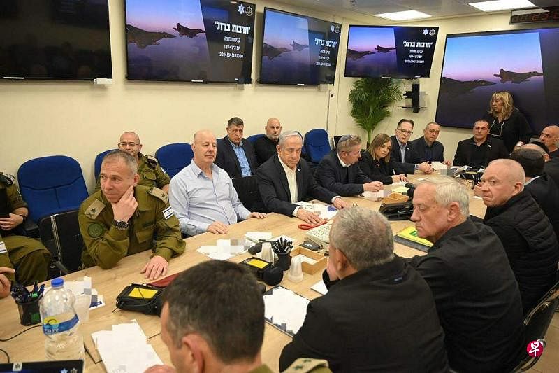 伊朗向以色列发动无人机和导弹袭击后，以色列总理内坦亚胡紧急召开战时内阁会议。（法新社）