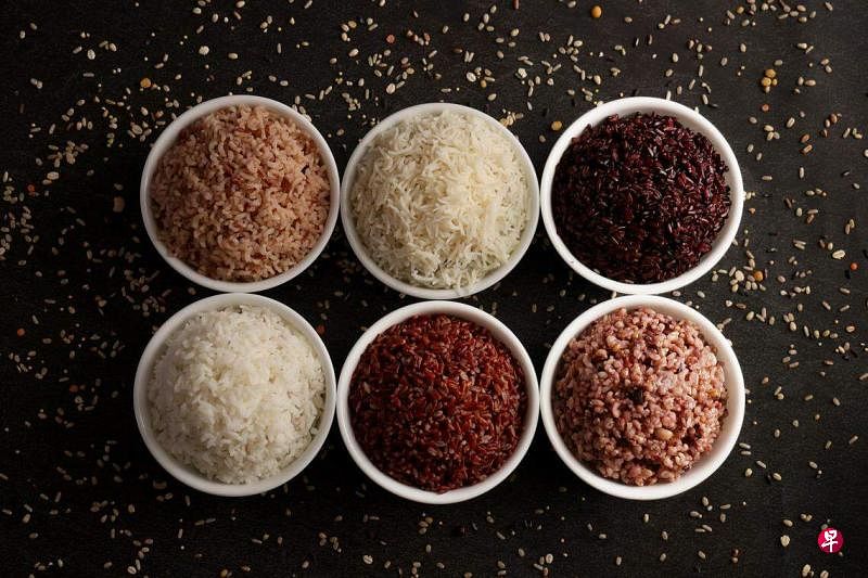 不同种类的米饭营养成分不尽相同，图中六款米饭为（上排从左到右）新鲜米有机花糙米、Supreme Gold巴斯马蒂米、松鹤贵族糙米，以及（下排从左到右）袋鼠牌澳洲上等珍珠米、有机发芽红米和福必得16谷米。（龙国雄摄）