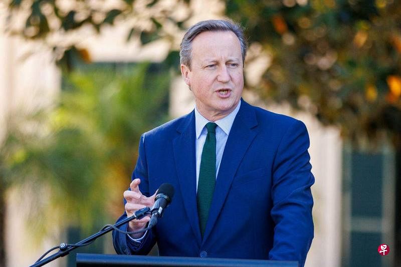 英国外长卡梅伦说，英国将与盟国合作考虑对伊朗实施更多制裁，并敦促以色列重新关注与伊朗支持的哈马斯在加沙战争中达成停火协议。（路透社档案照片）