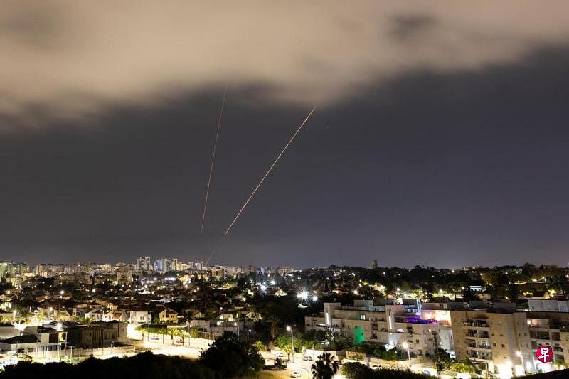 伊朗4月13日晚向以色列发动导弹和无人机袭击，以色列阿什凯隆的反导系统立即启动。（路透社）