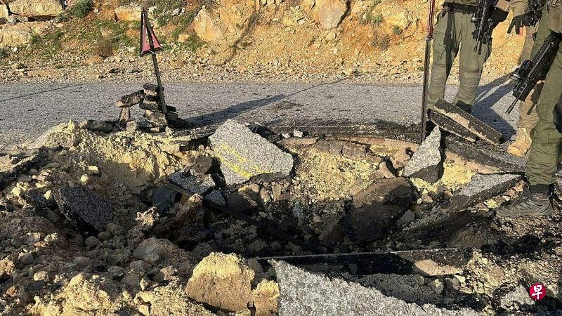 伊朗上星期六（4月13日）晚向以色列发射300多枚导弹和无人机，造成黑门地区一条马路损毁。（路透社）