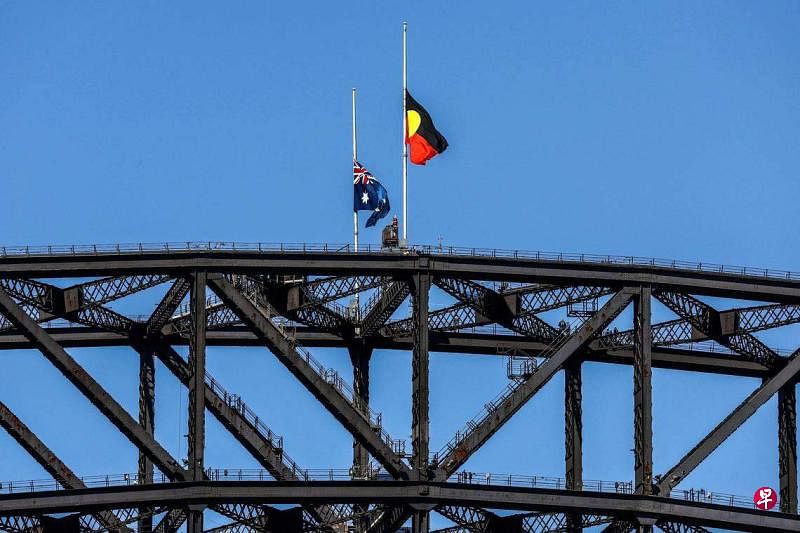 澳洲全国4月15日降半旗，向悉尼西田邦迪购物中心刀袭案受害者致哀。（法新社）
