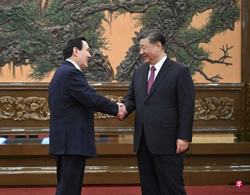 中国大陆国家主席习近平（右）与台湾前总统马英九（左），4月10日于北京人民大会堂东大厅会面。（新华社）