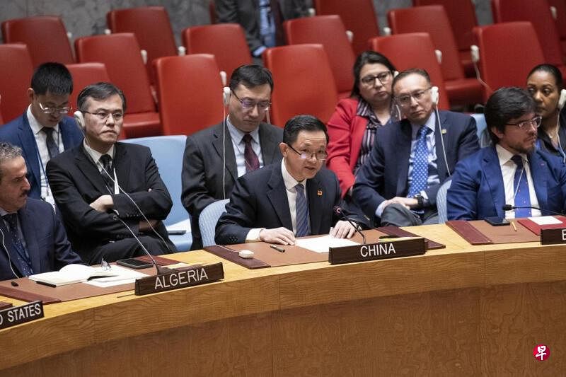联合国安理会星期日（4月14日）就伊朗袭击以色列在纽约联合国总部召开紧急会议。图为中国常驻联合国代表团临时代办戴兵（前排右二）发言。（中新社）