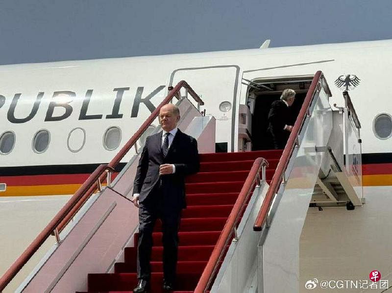 德国总理朔尔茨星期一（4月15日）上午抵达上海。（取自中国环球电视网采访团队官方微博）