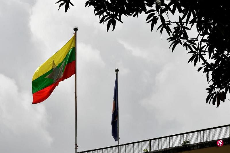 缅甸国家行政委员会的信息小组说，袭击者向彬乌伦镇发射了11枚火箭弹，造成四人死亡，12人包括儿童受伤。（海峡时报）