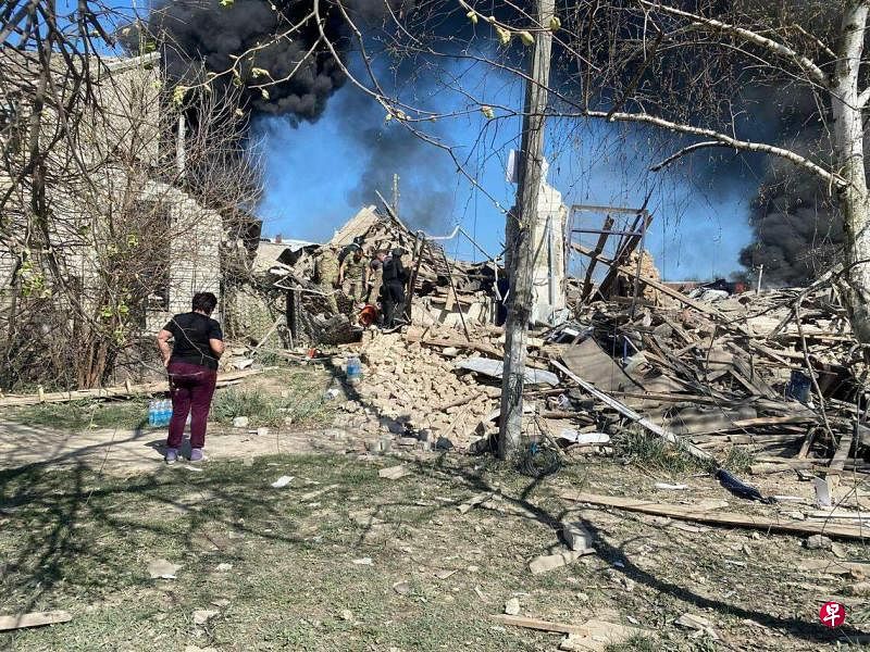 4月10日，位于乌克兰东北部哈尔科夫利普奇镇（Lyptsi）遭俄军袭击。图为救援人员和警察在一栋损毁的住宅楼开展救援工作。（路透社）