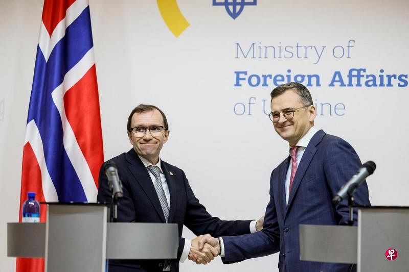 4月15日，挪威外交部长艾德（左）在基辅与乌克兰外交部长库列在联合新闻发布会上握手合影。（路透社）
