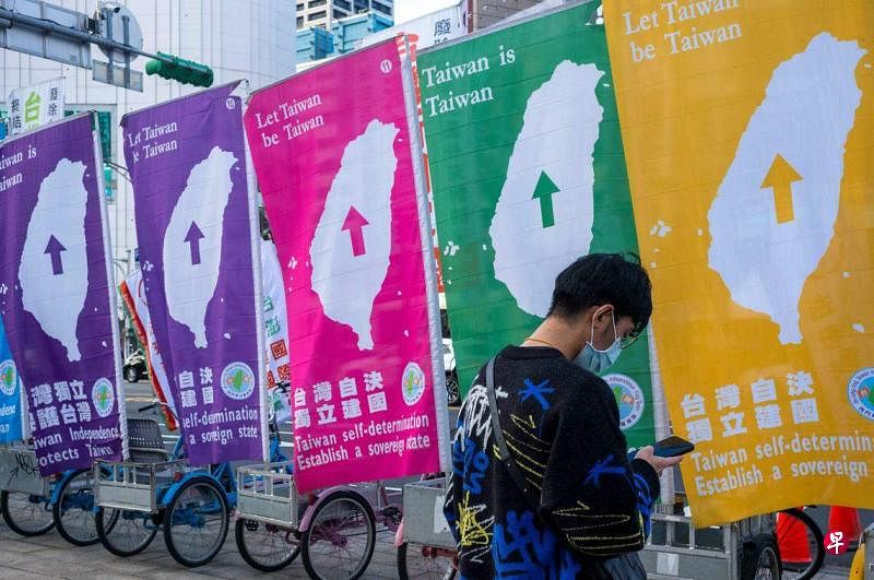 分析认为，北京藉由习马二会强化中华民族论述，意在应对民进党长期执政造成的“去中国化”现象。 图为台独团体2月在台北街头放置的宣传旗帜。（法新社）