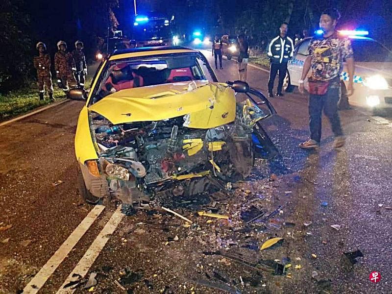 狮城男开车载着家人，岂料发生严重车祸。（马来西亚警方提供）