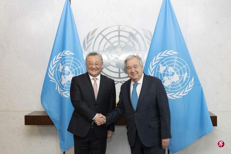 中国新任常驻联合国代表、特命全权大使傅聪（左）当地时间4月16日，在纽约联合国总部向联合国秘书长古特雷斯递交了全权证书。（中新社）