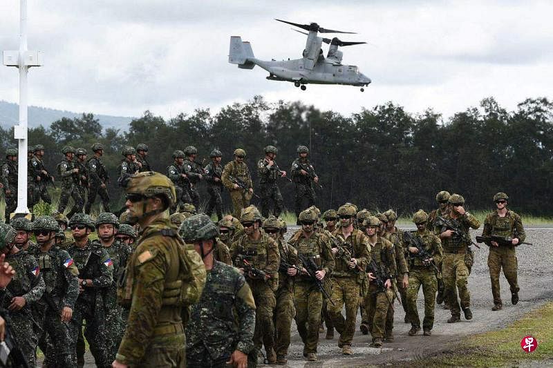 大约14个国家将以观察员身份加入美菲“肩并肩”军演，包括日本、印度、亚细安国家和欧盟国家。图为2023年8月25日，菲律宾和澳大利亚军队在马尼拉附近进行联合军演。（法新社）