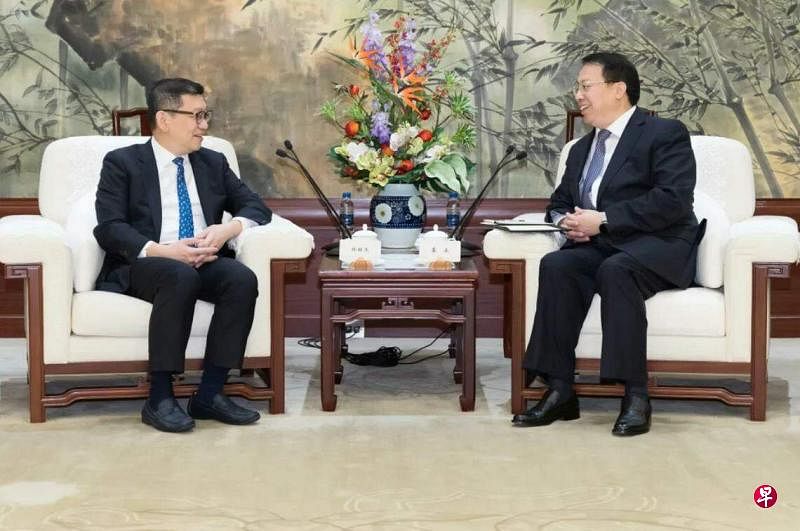 上海市长龚正（右）星期二在上海会见了与新加坡政府投资公司（GIC）首席执行官林昭杰。（“上海发布”微信公众号）
