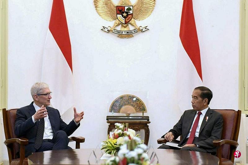 4月17日，印尼总统佐科在雅加达与苹果公司CEO库克会面。（法新社）