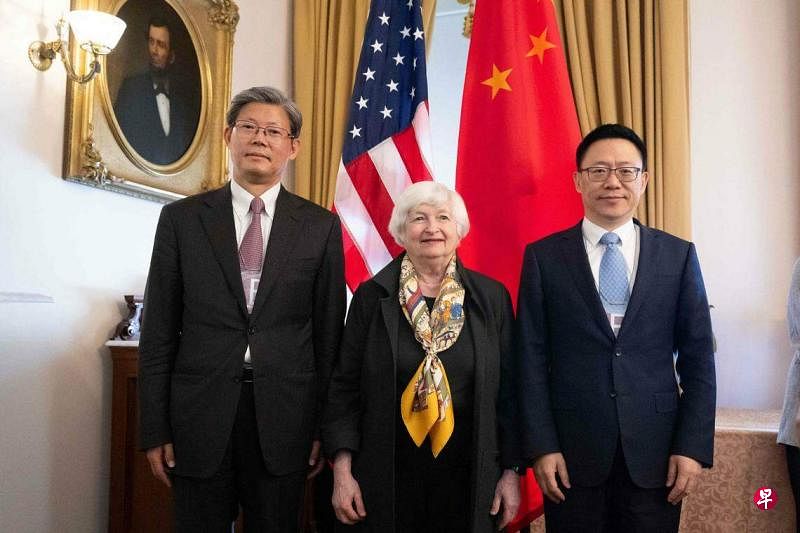 美国财政部长耶伦（中）星期二（4月16日）在华盛顿与主持中美经济工作组会议的中方代表中国财政部副部长廖岷（右），以及中国人民银行副行长宣昌能（左）会面。（法新社）