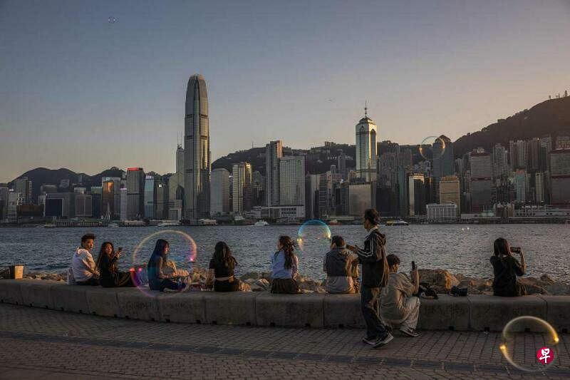 香港保安局星期三（4月17日）披露，截至3月8日，共有291人涉嫌从事危害国家安全的行为和活动被捕。图为摄于1月18日香港维多利亚港旁的海滨长廊。（法新社）