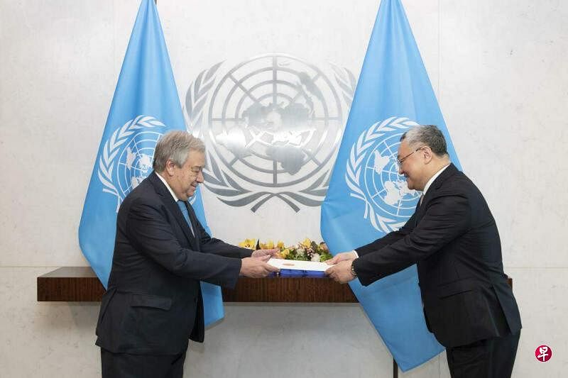 中国新任常驻联合国代表、特命全权大使傅聪（右）星期二（4月16日）在纽约联合国总部，向联合国秘书长古特雷斯递交了全权证书。（中新社）
