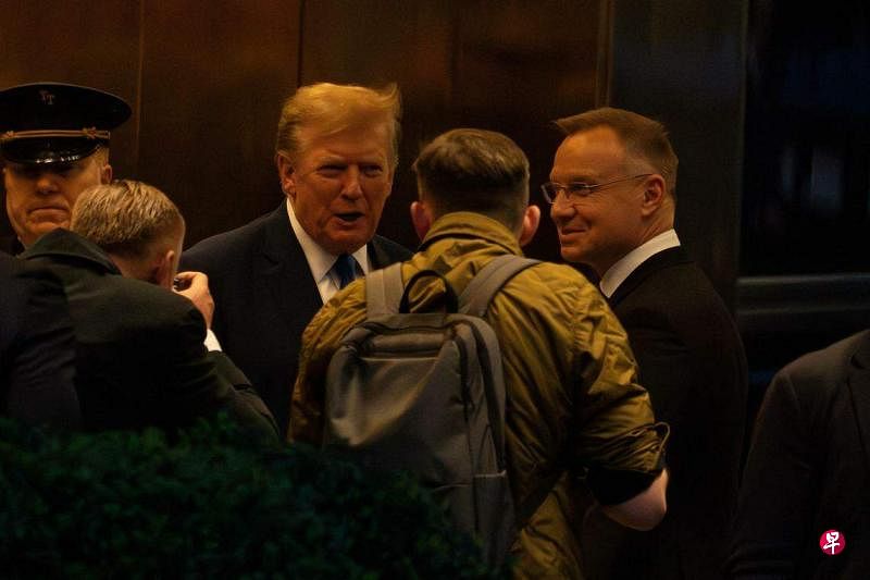 特朗普在纽约特朗普大厦，迎接波兰总统杜达，两人之后进行长达两个半小时的会晤。（路透社）