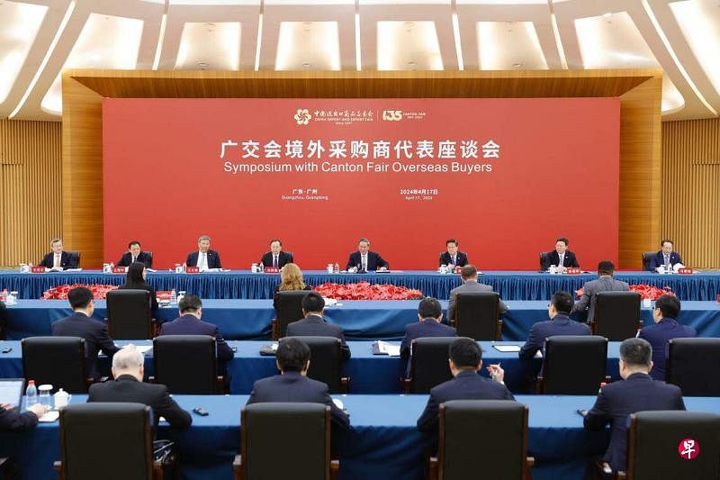 中国国务院总理李强（右四）星期三（4月17日）下午在广州同参加第135届中国进出口商品交易会（广交会）的境外采购商代表座谈。（中新社）