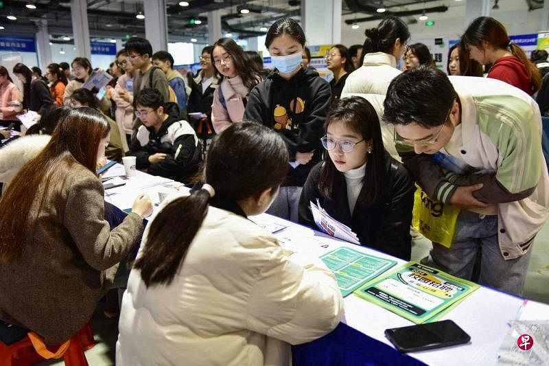 中国3月青年失业率为15.3%，与上月持平。图为今年3月安徽一场大学生招聘会。（法新社）