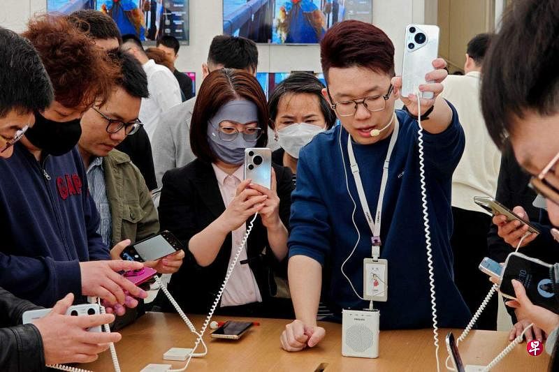 大批消费者到上海门店体验华为最新推出的Pura 70系列手机。（法新社）