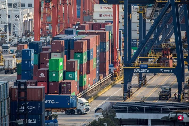 曾连续11年蝉联第一的香港首次跌出全球港口吞吐量排行前十。图为堆放在香港葵青货柜码头的集装箱。（彭博社）