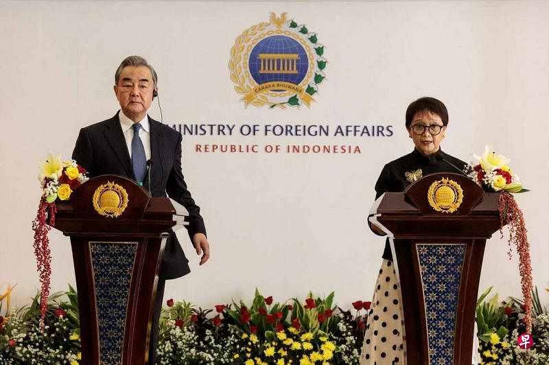 中国外长王毅（左）星期四在印尼雅加达与印尼外长特蕾诺举行会谈后，召开记者会。（法新社）