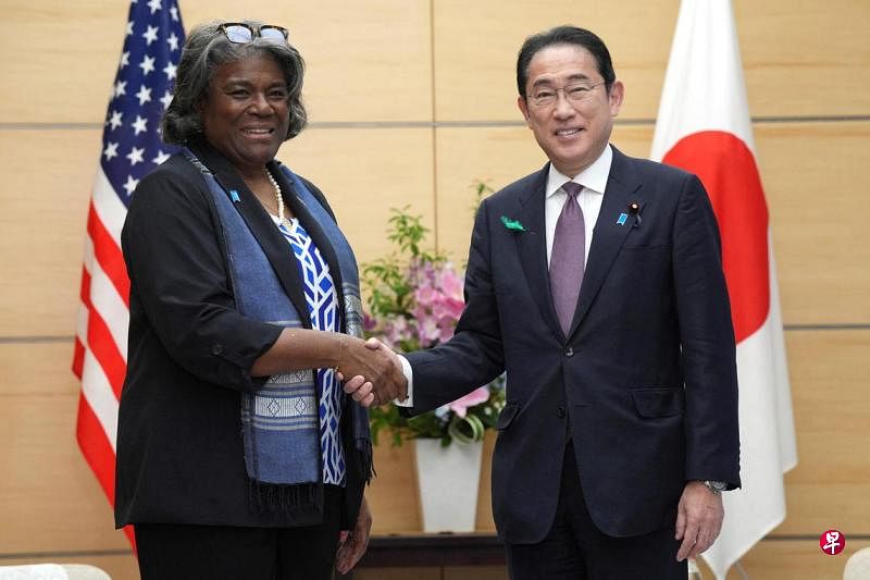 美国常驻联合国代表格林菲尔德（左）19日在东京，与日本首相岸田文雄会面。（路透社）