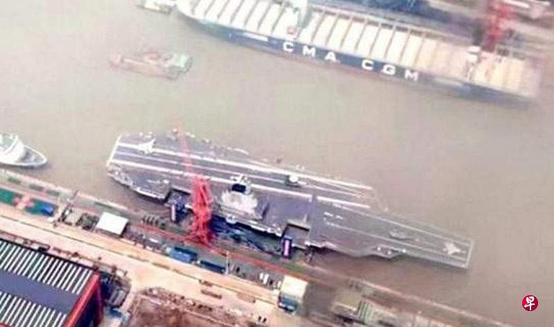 最新曝光的网络照片显示，中国第三艘航空母舰福建舰上出现四型五架舰载机模型。（互联网）