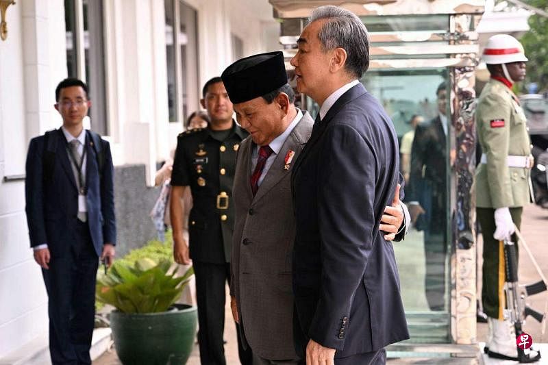 印尼国防部长、当选总统普拉博沃（前排左）欢迎中国外长王毅（前排右）访问雅加达。 （法新社）