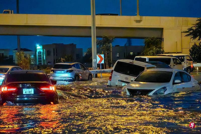 4月17日，迪拜发生暴雨后，街上的车辆被严重积水半淹没。（法新社）