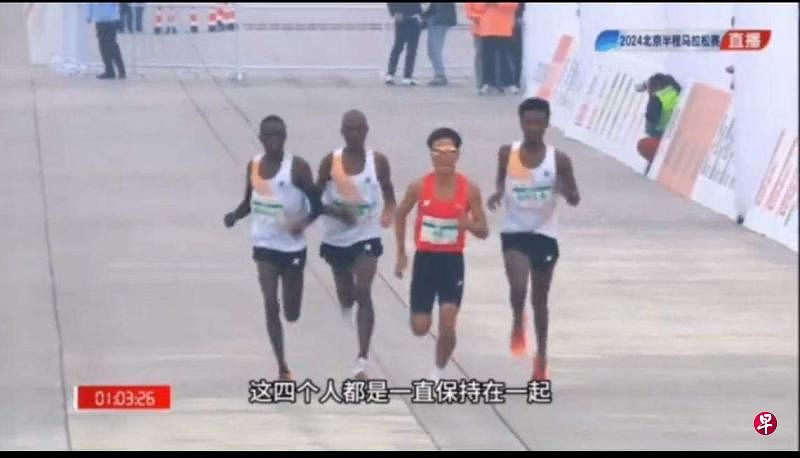 北京半程马拉松组委会星期五的通报称，上个星期天（4月14日）在北京举行的半程马拉松比赛上，三名外籍运动员实则是何杰（右二）的配速员。但因为特步公司并未对配速员进行明确标注，最终这四名配速员成为特邀运动员参赛。（互联网）