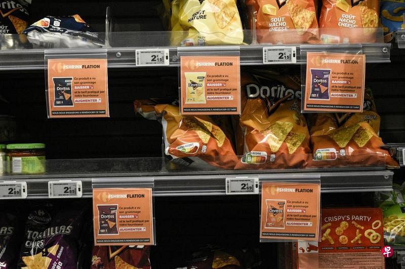 今年1月9日，法国首都巴黎一家家乐福超市的薯片货架贴出告示，注明有关货品属“缩水式通货膨胀”（Shrinkflation）类。（路透社）