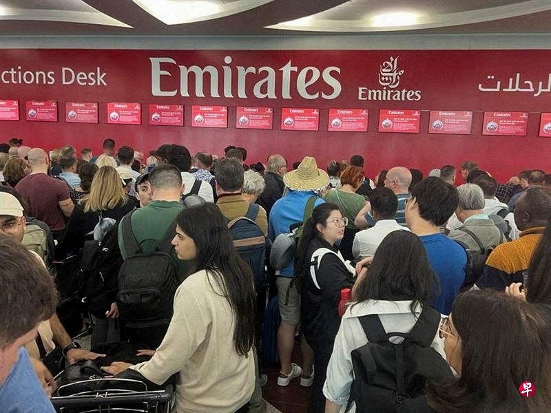 4月17日，在迪拜国际机场，不少乘客因为航班被取消或延误而滞留机场。（路透社）