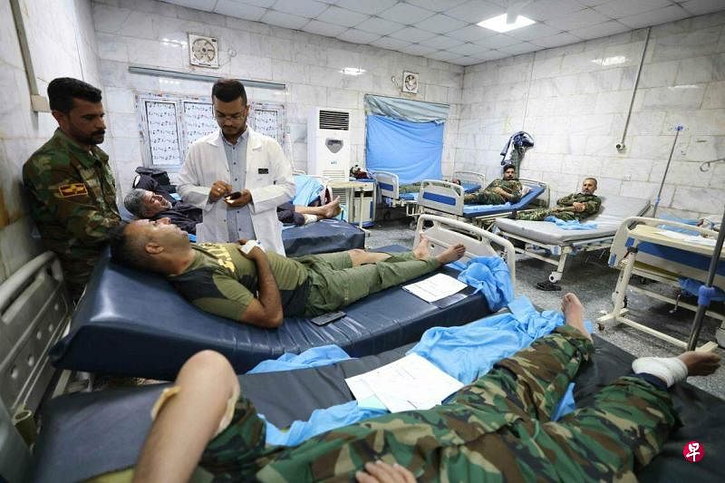 伊拉克巴比伦省（Babylon）的卡尔索军事基地夜间发生爆炸，伤员星期六在当地医院接受治疗。（法新社）