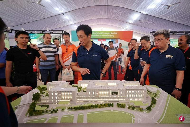 卫生部长王乙康（中）星期六为勿洛北的东区综合医院园区主持动土仪式，该园区预计在2029年到2030年间竣工。（海峡时报）