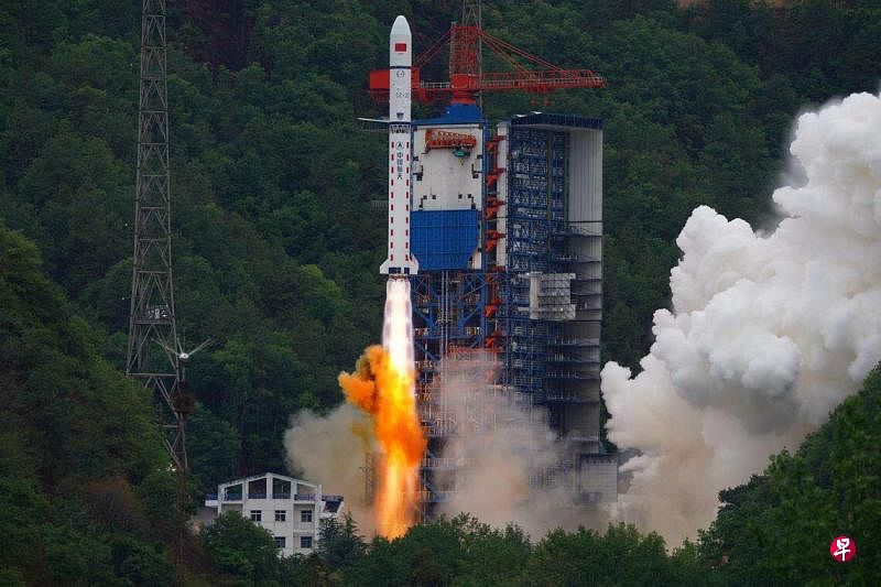 中国星期天（4月21日）上午7时45分，在西昌卫星发射中心使用长征二号丁运载火箭将遥感四十二号02星发射升空，卫星顺利进入预定轨道。 （中新社）