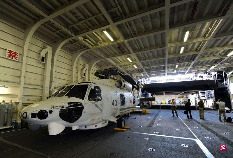 日本海上自卫队的消息说，两架直升机分别于当地时间4月20日晚间在伊豆群岛东部海域失去联系，曾收到来自其中一架直升机的紧急信号。图为拍摄于2013年的SH-60K“海鹰”直升机。（法新社）