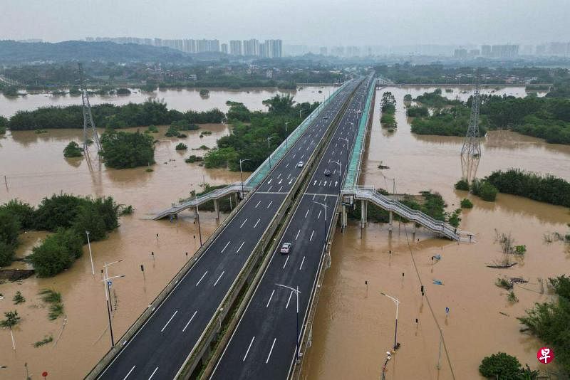 中国南方地区近期遭遇极端降雨，多个地方累计降水量破4月历史纪录。图为星期一（4月22日）无人机拍摄到广东省清远地区的一处公路被洪水淹没。（路透社）