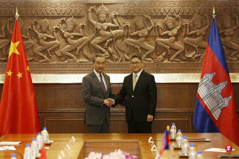 中共政治局委员、中国外交部长王毅（左）星期天（4月21日）在金边同柬埔寨副首相兼外交大臣宋金达（右）举行会谈。（新华社）